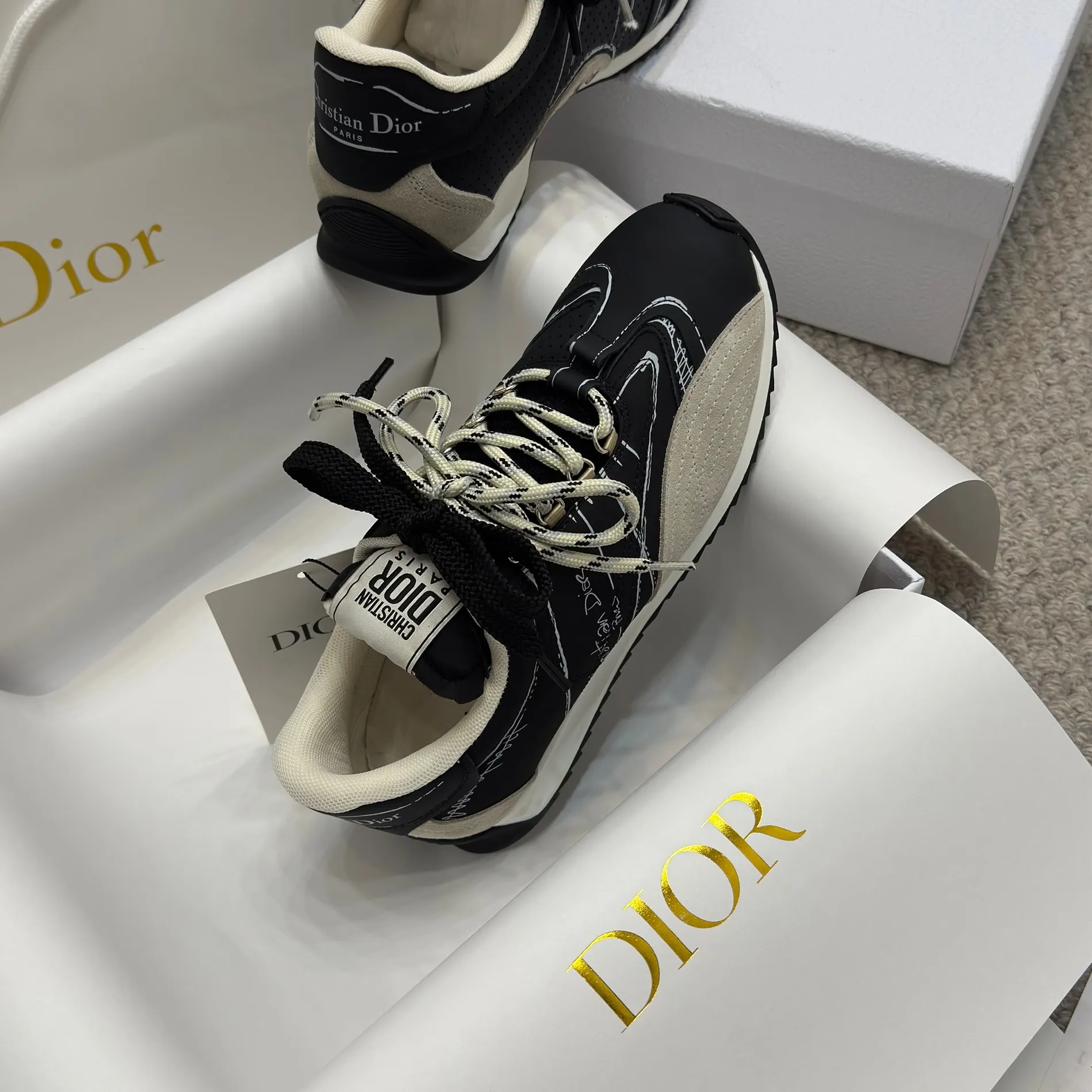 👟👟Ex-factory price 580👟👟 Original purchase and development 𝐂h𝐑𝐈𝐒𝐓𝐈𝐀𝐍 𝐃𝐈or This Dior Vibe Dior sneaker incorporates Dior's haute couture spirit and reinterprets the classic running shoes, moral training shoes. Forrest Gump shoes. Matched with Oblique Printed 3D printing technology reproduces the original fabric to create a contrasting modern style. The details are displayed with a 3D effect, and the iconic details of the logo decoration on the side and back are further embellished. It complements various casual or elegant items to create a modern look.  ✅The tongue is decorated with the Christian Dior PARIS Logo in 3 different colors and overlapping fabric lines. It is consistent with the original version. It is full of details. Welcome to compare and compare with the ordinary version on the market. ✅The original rubber TPU sole is decorated with the DIOR logo. The convex and concave rubber sole is decorated with the Christian Dior lucky star symbol. ✅Size: 35-40 (41 can be customized)
